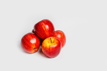 Rote Äpfel auf einem Weißen Hintergrund