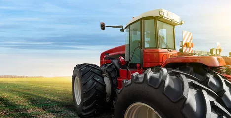 Deurstickers Achteraanzicht van tractor op een landbouwveld © scharfsinn86
