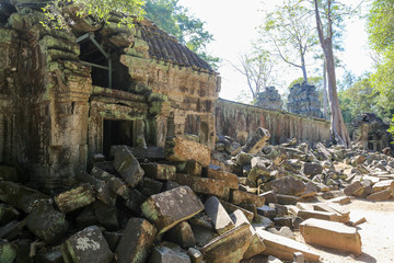 Fototapeta na wymiar Crumbling temple