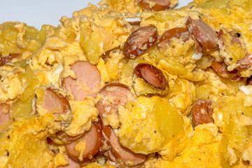 Eingeschnittene Klöße mit Rührei und Würstchen