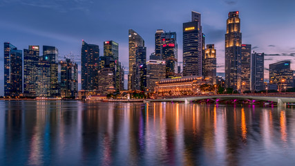 Naklejka premium Singapore downtown business architecture seen from Esplanade after sunset
