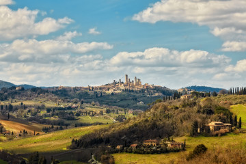 le torri di San Gimignano fra le colline toscane