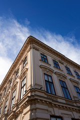 Obraz premium European style building a corner view of the building with a cornice and a glass windows and blue sky background