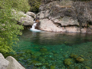 Fototapeta na wymiar Charco Verde en el río Pelayos, en el valle del Tiétar en el Parque Regional de la Sierra de Gredos.