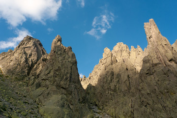 Agujas de Los Galayos, en la vertiente sur del Parque Regional de la Sierra de Gredos. A la...