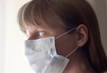 Kobieta w maseczce ochronnej. Covid-19. Young woman wear medical face mask.