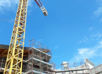 Lavori in corso nel cantiere edile in primavera - ripresa delle attività