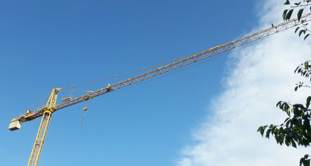 Lavori in corso nel cantiere edile in primavera - ripresa delle attività