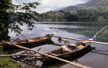 Fototapeta na wymiar Barque de pêcheurs, Lac Kivu, République démocratique du Congo, Rwanda