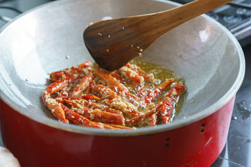 Frying dried chili pepper with sesame