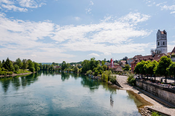 B&uuml;ren, B&uuml;ren an der Aare, Stadtkirche, Sankt Katharinen, Kirche, Aare, Fluss, Stadt, Altstadt, historische H&auml;user, Uferweg, Schifffahrt, Seeland, Kanton Bern, Fr&uuml;hling, Sommer, Schweiz