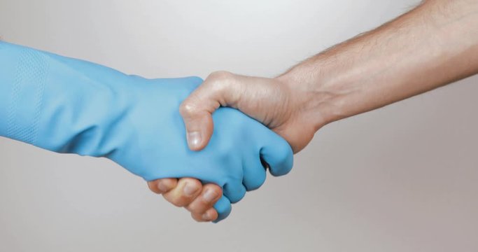 Mano che stringe un' altra mano