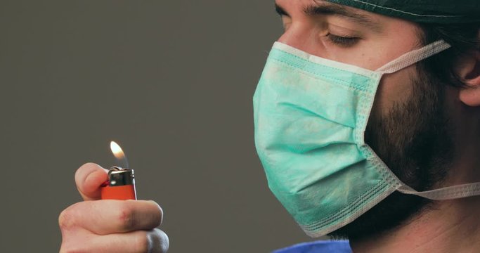 Medico fa il test della candela con la mascherina chirurgica per il coronavirus.