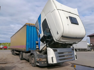 maintenance of a cargo trailer with a lowered cab