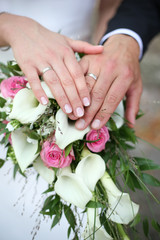 Obraz na płótnie Canvas wedding rings on a flower