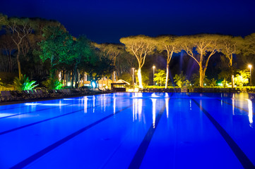 piscina con pineta in notturna