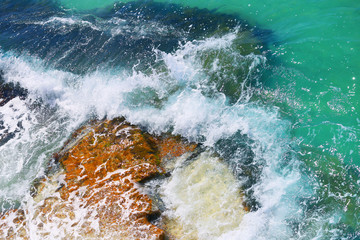 Photo beautiful blue sea waves and splashes