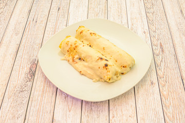 plate with chicken cannelloni