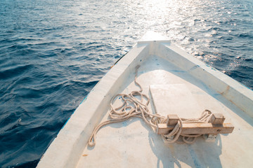 Dziub łódki motorówki z liną w tle woda. © insomniafoto