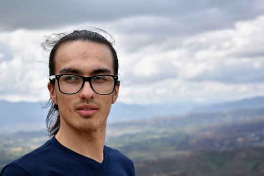 JOVEN FLACO AL AIRE LIBRE GAFAS CABELLO LARGO