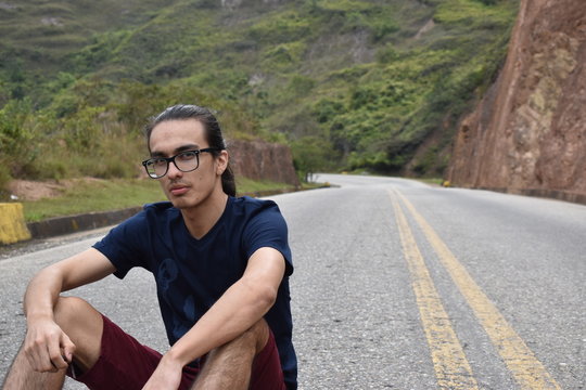 JOVEN FLACO AL AIRE LIBRE GAFAS CABELLO LARGO