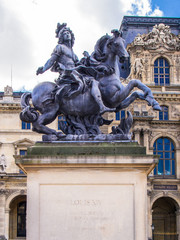 Obraz premium Louis XIV devant le musé du Louvre à Paris