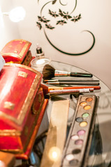 Matériel de maquillage sur une table en verre