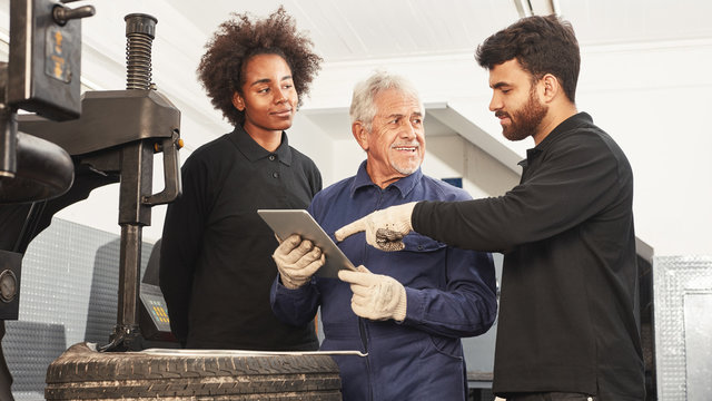 KFZ-Mechaniker in Ausbildung mit Tablet Computer
