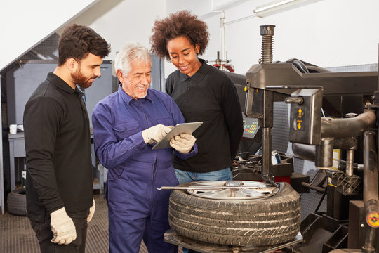Mechatroniker in Ausbildung mit Tablet Computer