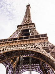 Au pied de la Tour Eiffel à Paris
