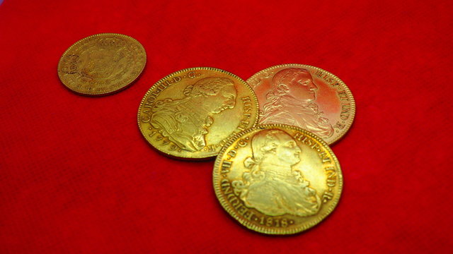 Monedas de 8 escudos y 8 reales, de oro y plata, de Espa&ntilde;a, reyes Carlos y Fernando. 