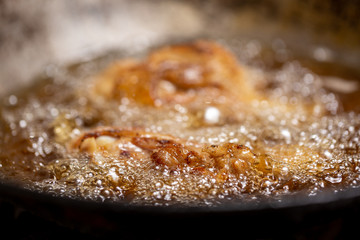 Fried chicken in hot oil and boiling in pan
