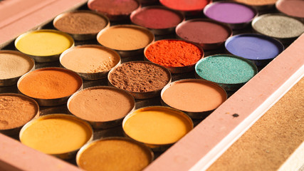 Paleta de sombras de maquillaje profesional