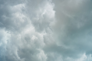 Obraz premium Background of beautiful dark clouds before a raining and thunder-storm. A dramatic sky with gray dense clouds. view from ground surface.sad feel.