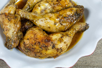 cuisses de poulet rôti dans un plat