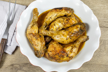 cuisses de poulet rôti dans un plat