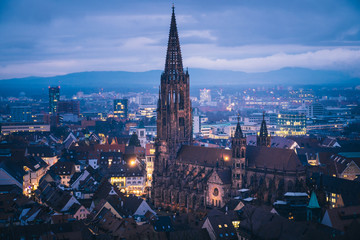Fototapeta premium Vista della città di Friburgo all'ora blu