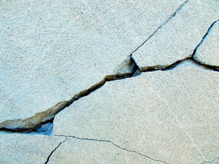 Obraz premium Crack in the wall of the building. Blurred defocused background for web design.