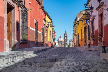 Fototapeta premium Kolorowa ulica San Miguel de Allende, kolonialne miasto w Meksyku. Światowego Dziedzictwa UNESCO.