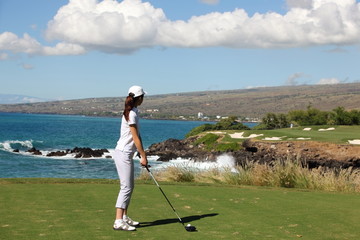 南の島のゴルフコースの女性ゴルファーのイメージ