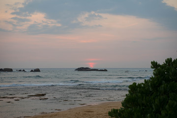 Obraz premium sunset in the indian sea sri lanka
