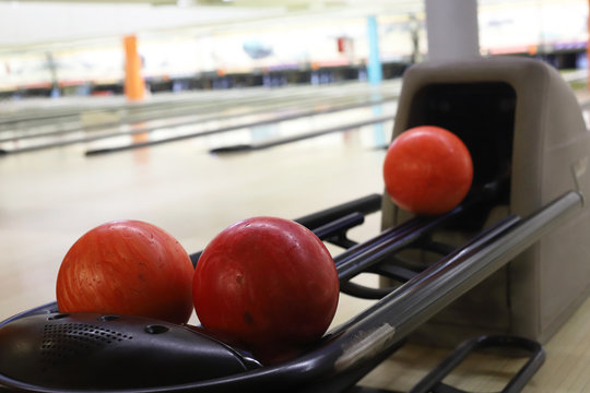 bolos de una bolera en el dispensador