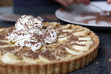 Sprinkle Topping with Grated Chocolate. Making Boston Banoffee Pie.