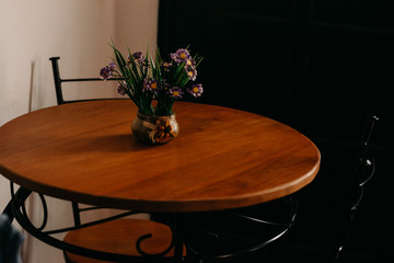 Mesa rustica da sala.