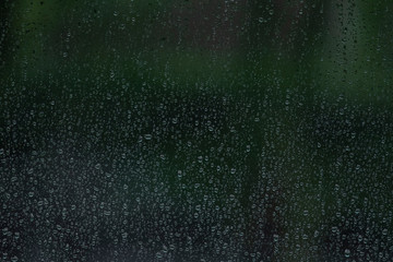 Naklejka na ściany i meble gotas de chuva na janela com fundo desfocado