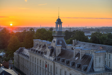 vue aérienne des toits de la vielle ville de Nantes en France au lever du soleil