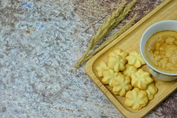 Butter cookies with milk and tasty and delicious beverages are placed on wooden trays to serve consumers at leisure and in need of desserts, in order to relax while eating.