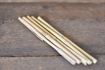 Bambusowe patyki na deskach.
