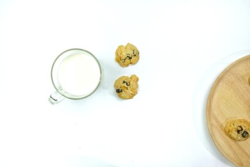 Butter cookies with milk and tasty and delicious beverages are placed on wooden trays to serve consumers at leisure and in need of desserts, in order to relax while eating.