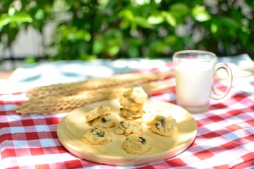 Butter cookies with milk and tasty and delicious beverages are placed on wooden trays to serve consumers at leisure and in need of desserts, in order to relax while eating.